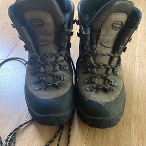 Heavy Duty Zamberlan Goretex Hiking Boots